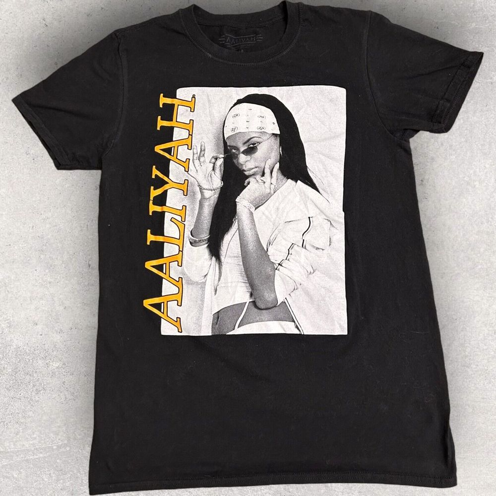 Aaliyah Graphic T-Shirt Mens Small Black‎ Short Sleeve Crew Neck Pullover Casual